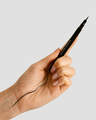 Eyelinerpenna med en tunn och exakt spets och naturligt Nutridome-färgämne - 2