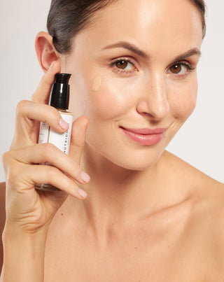 Nutridome Upplysande fuktgivande foundation med hyaluronsyra för mörk hud - 4