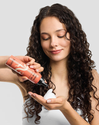 Wave me up Twisty lockfixerande mousse för lockigt hår utan att tynga ner det - 2