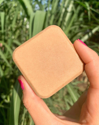 Mildt brunande kroppsbalsam i fast form med bacurismör och ekologiskt glitter Auna_2 - 2