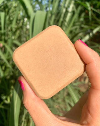 Skonsamt bronzing body lotion bar med bacurismör och eko-glitter Auna - 2