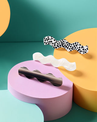 Set med vågiga hårspännen - marmorerad, pärla, svart Twisty 3 st. - 2