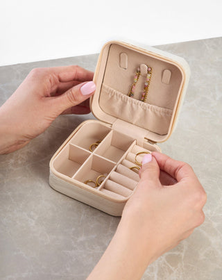 Litet smyckeskrin med fack, rullar och krokar, krämfärgad Mys_1 - 2