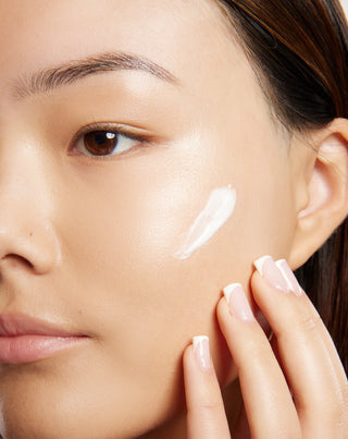 Lätt dagkräm med spirulina och naturliga oljor för alla hudtyper Uddo - 2