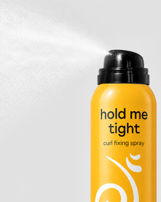 Fixeringsspray för lockar som framhäver kruset utan att tynga Twisty